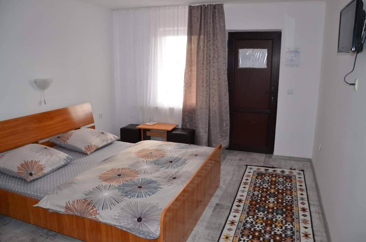 Cris & Mona Hotel Sapinta Exterior photo